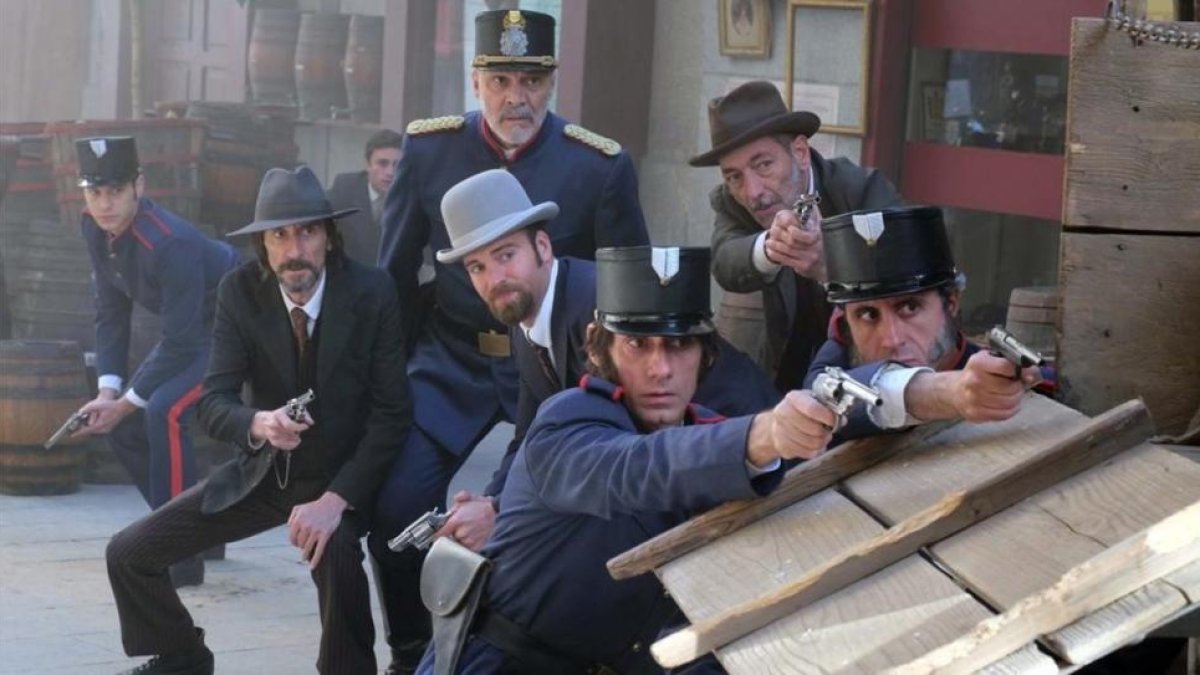 El actor Carles Francino (con sombrero claro), en una escena de acción de la nueva temporada de la serie de TVE-1 'Víctor Ros'