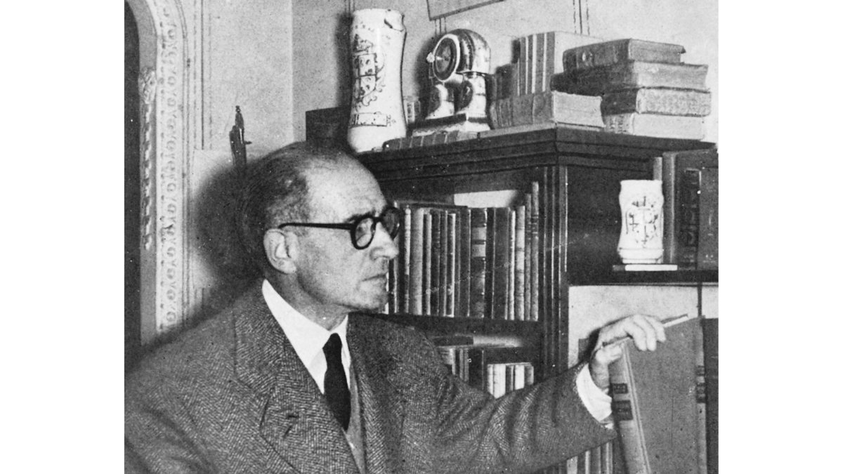 Imagen de Hipólito Romero Flores en su casa, entre sus libros. ARCHIVO