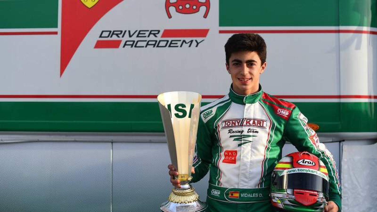 David con el trofeo que le acredita como tercer clasificado en el WSK Master Series de La Conca. N. NÚÑEZ