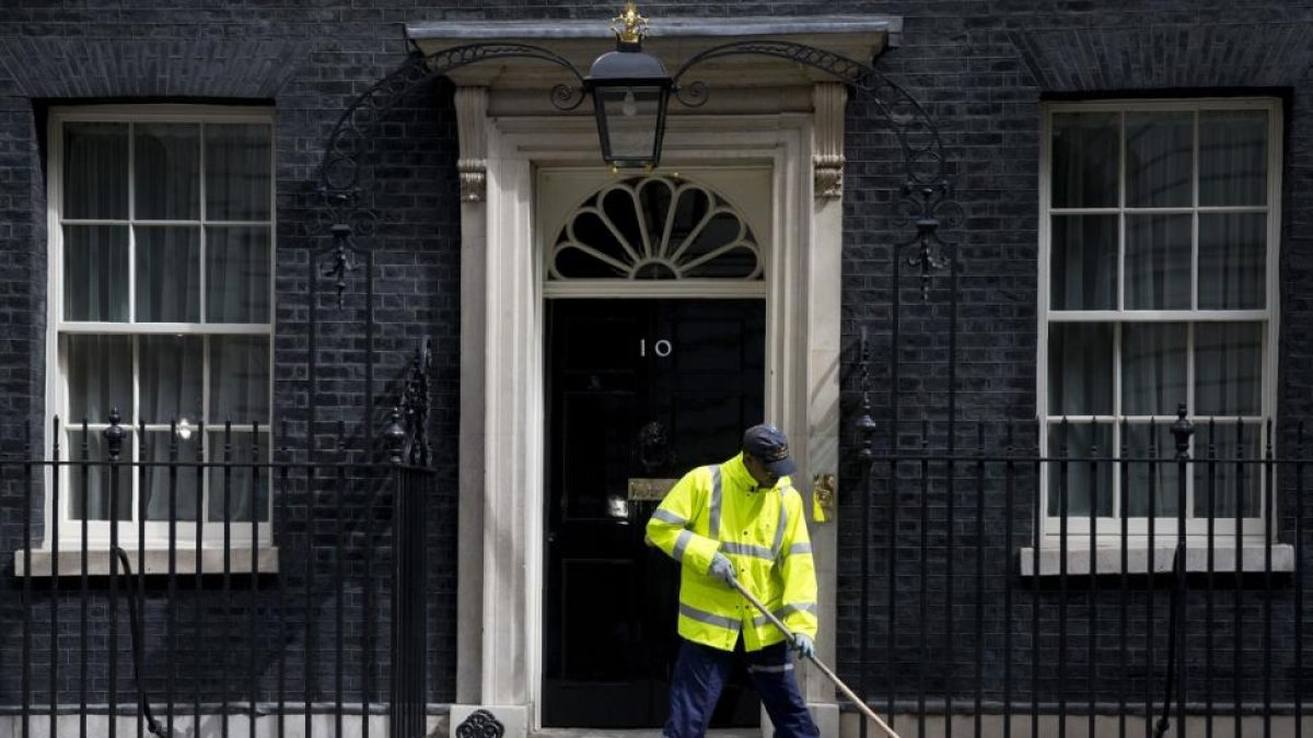 Un barrendero limpia la entrada del número 10 de Downing Street, la sede del primer ministro británico.