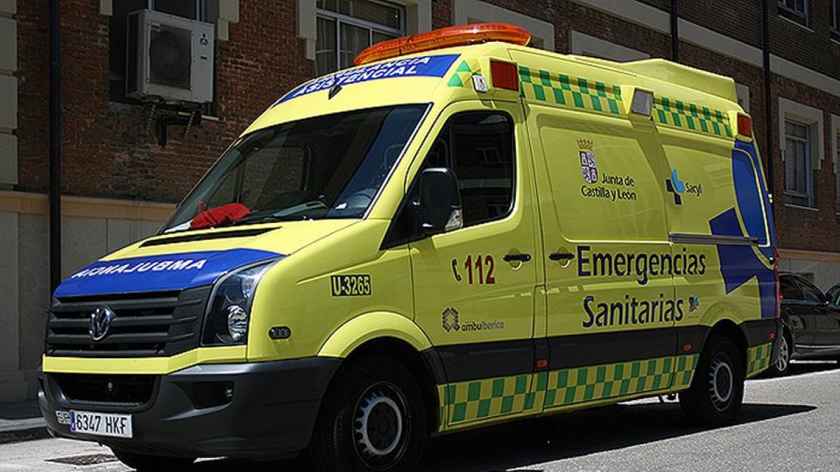 La ambulancia de soporte vital básico enviada por el servicio Emergencias 112.