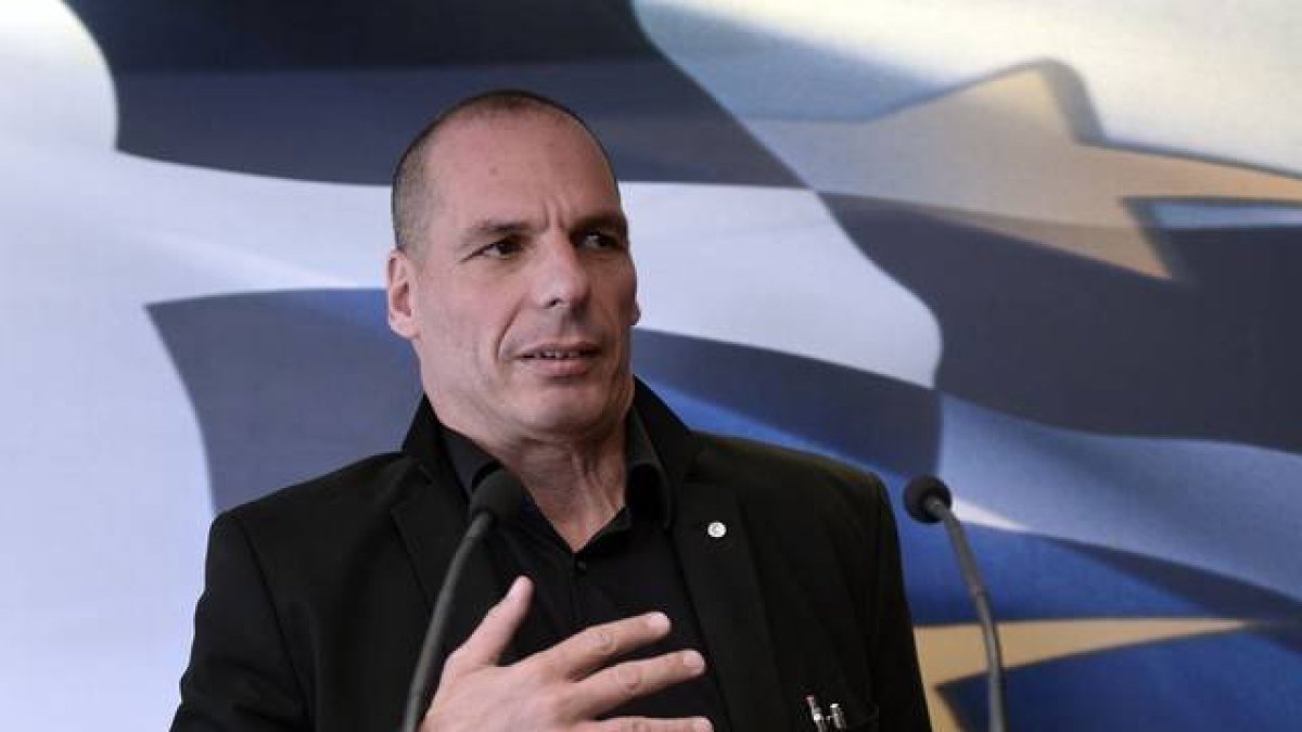 El ministro de Finanza griego Yanis Varoufakis habla con la prensa después de una reunión.