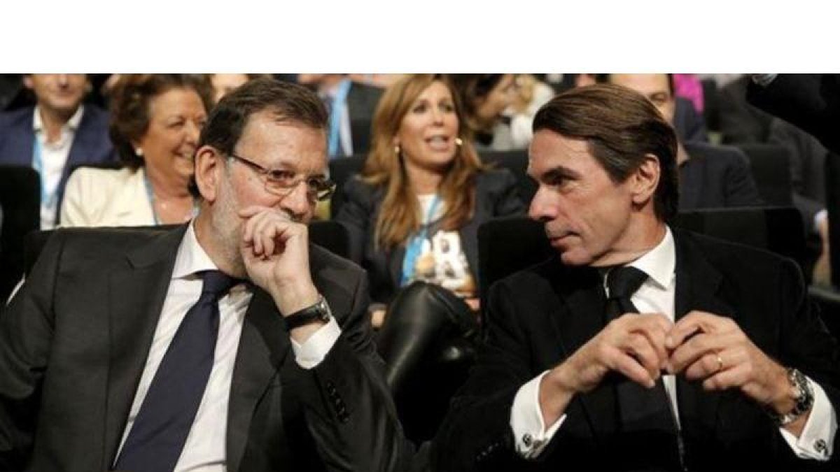 Mariano Rajoy y José María Aznar, en una imagen de la convención del PP del 2005.