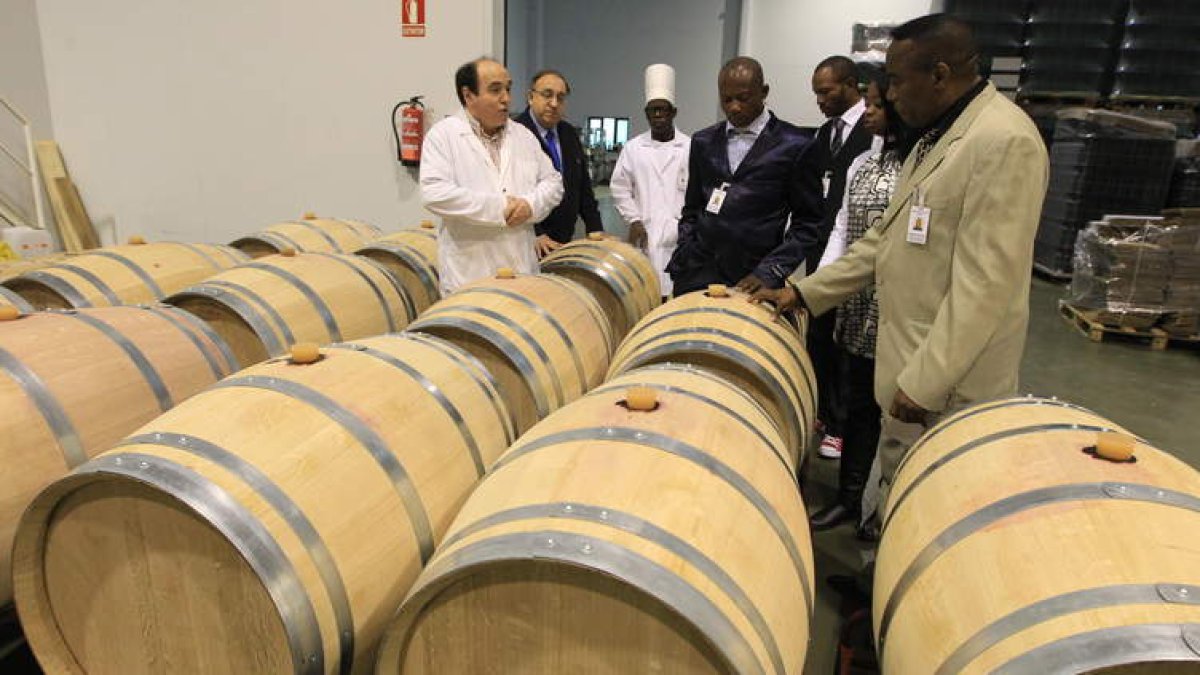 Representantes de una delegación empresarial angoleña en una reciente visita a las instalaciones de Bodega del Abad.