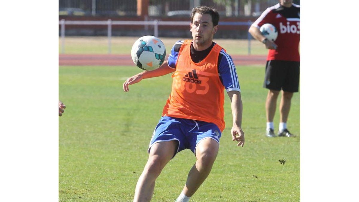 Castañeda podría volver al once titular en el lateral izquierdo ante la baja de Carpio.