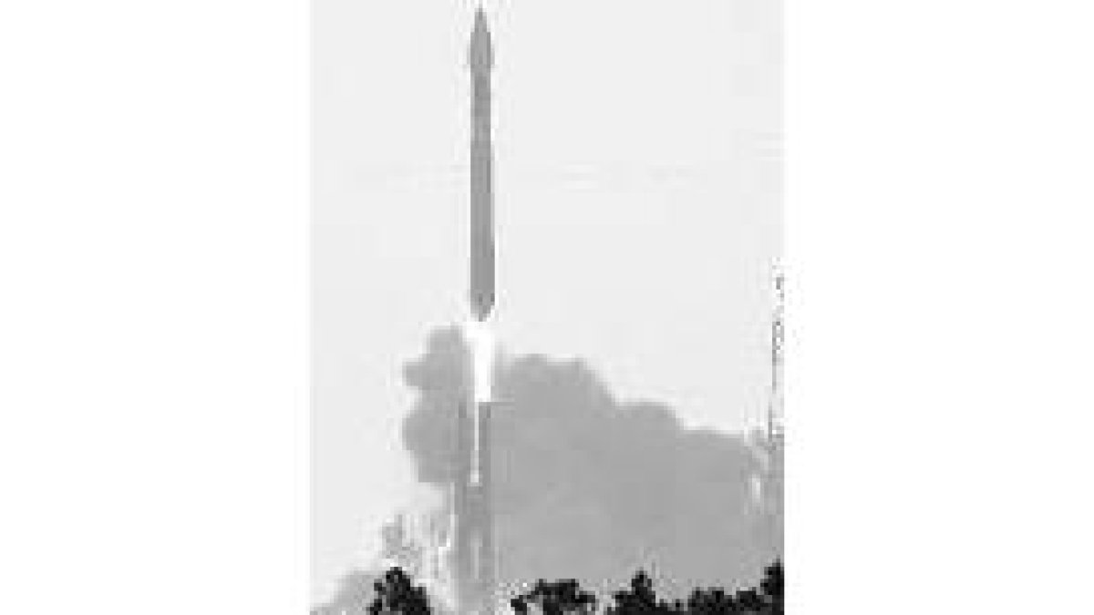 El cohete «Atlas V» despegando ayer de Cabo Cañaveral
