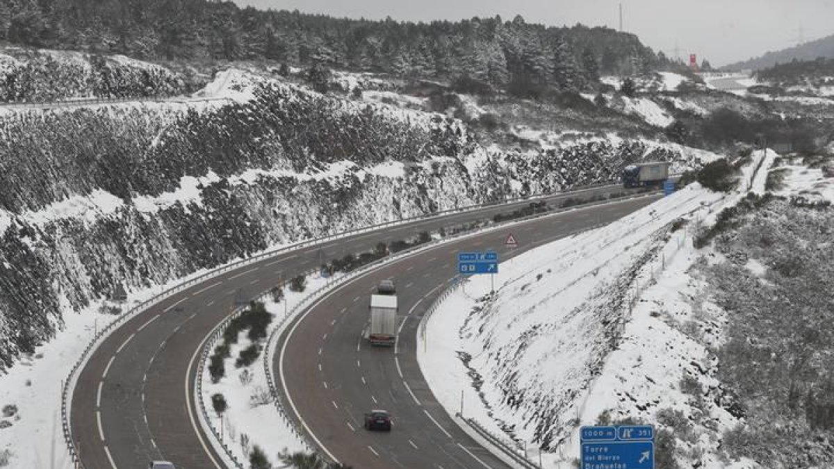 Imagen de la A6 autovia del Noroeste, kilómetro 351, cerca del alto del Manzanal del Puerto