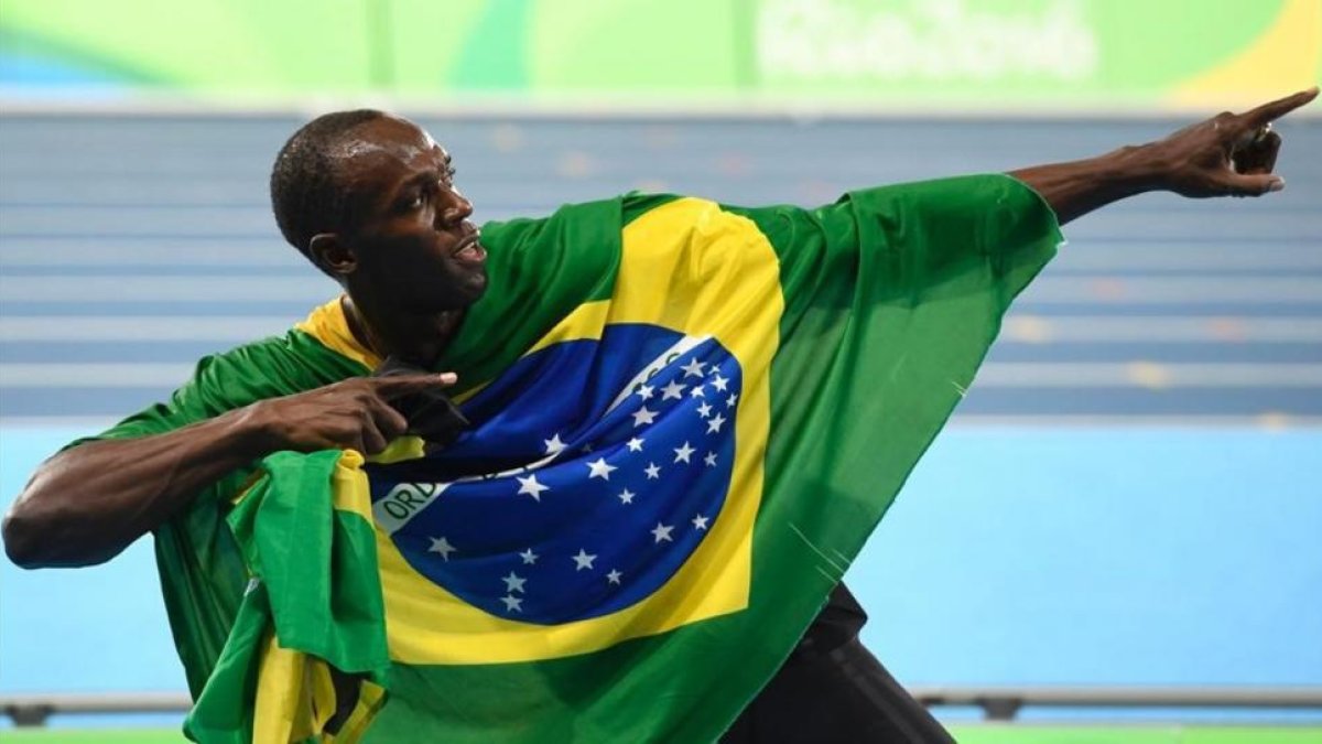 El Bolt camaleónico, envuelto en la bandera de Brasil.