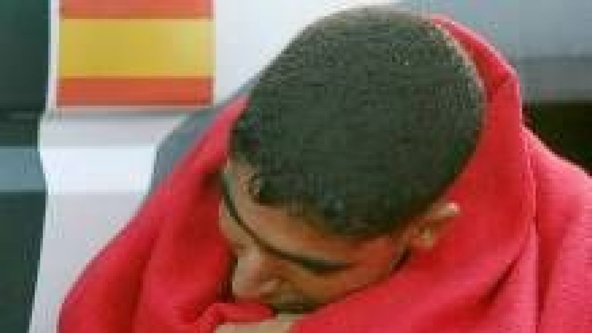 Un inmigrante marroquí llora tras ser interceptado por la Guardia Civil