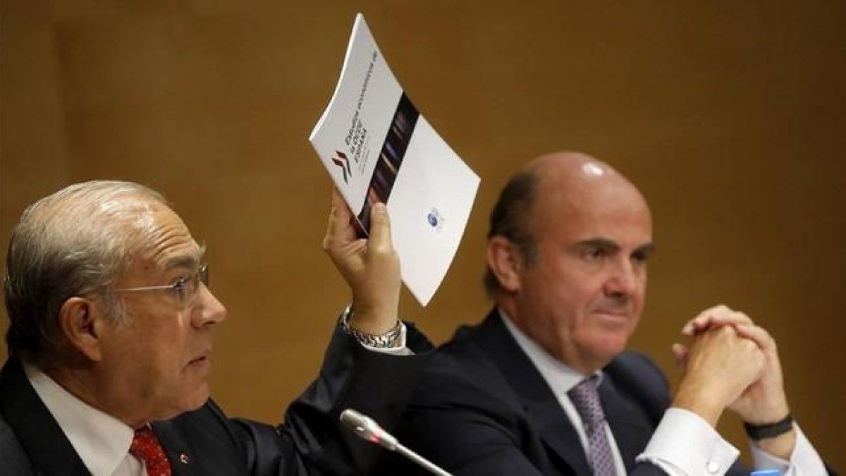 El secretario general de la OCDE, Ángel Gurría, y el ministro de Economía en funciones, Luis de Guindos, en una imagen de archivo.