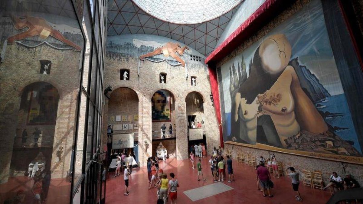 El Teatre Museu Salvador Dalí de Figueres, visitado por los turistas, donde descansan los restos del pintor.