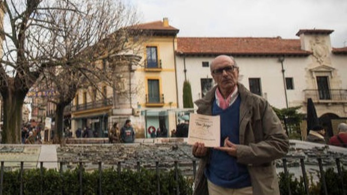 Francisco Alonso Alonso, autor del calendario San Jorge que señala los días para labrar y construir desde hace más de veinte años. FERNANDO OTERO