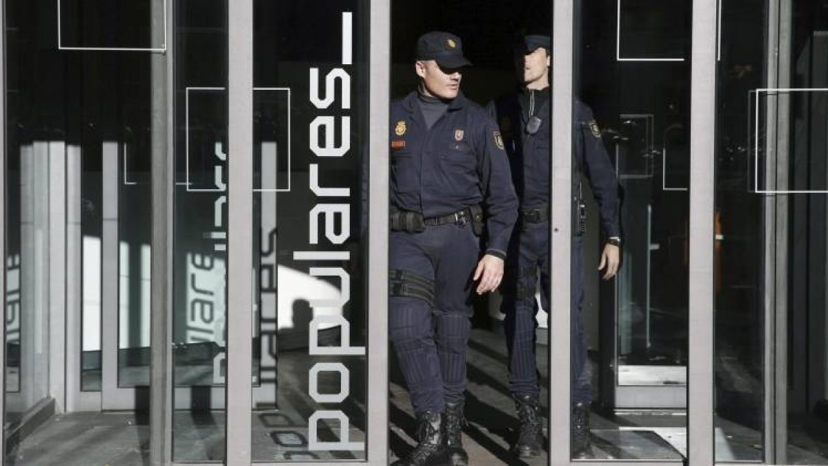 Agentes de la Policía Nacional durante el registro a la sede del PP, el pasado jueves.