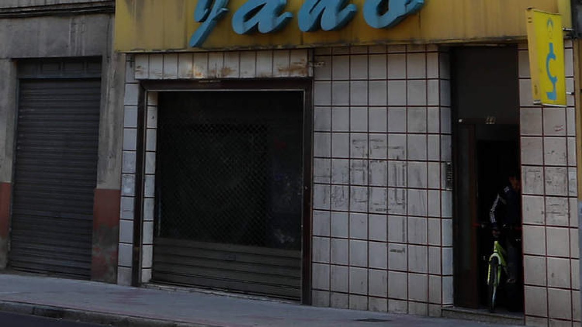 Entrada al edificio okupado, en el número 44 de la calle Álvaro López Núñez, a poca distancia del colegio Maristas. RAMIRO