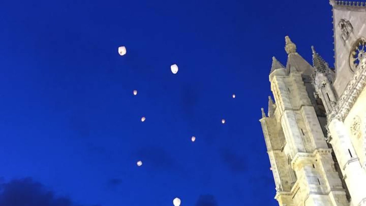 La Catedral de León con el cielo despejado.