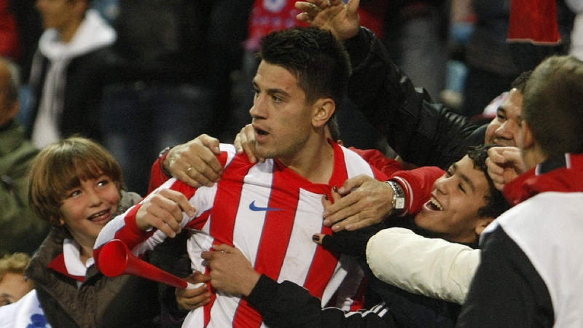 Luis Miguel Fernandes «Pizzi» celebra su gol, el primero de su equipo, frente al Levante.