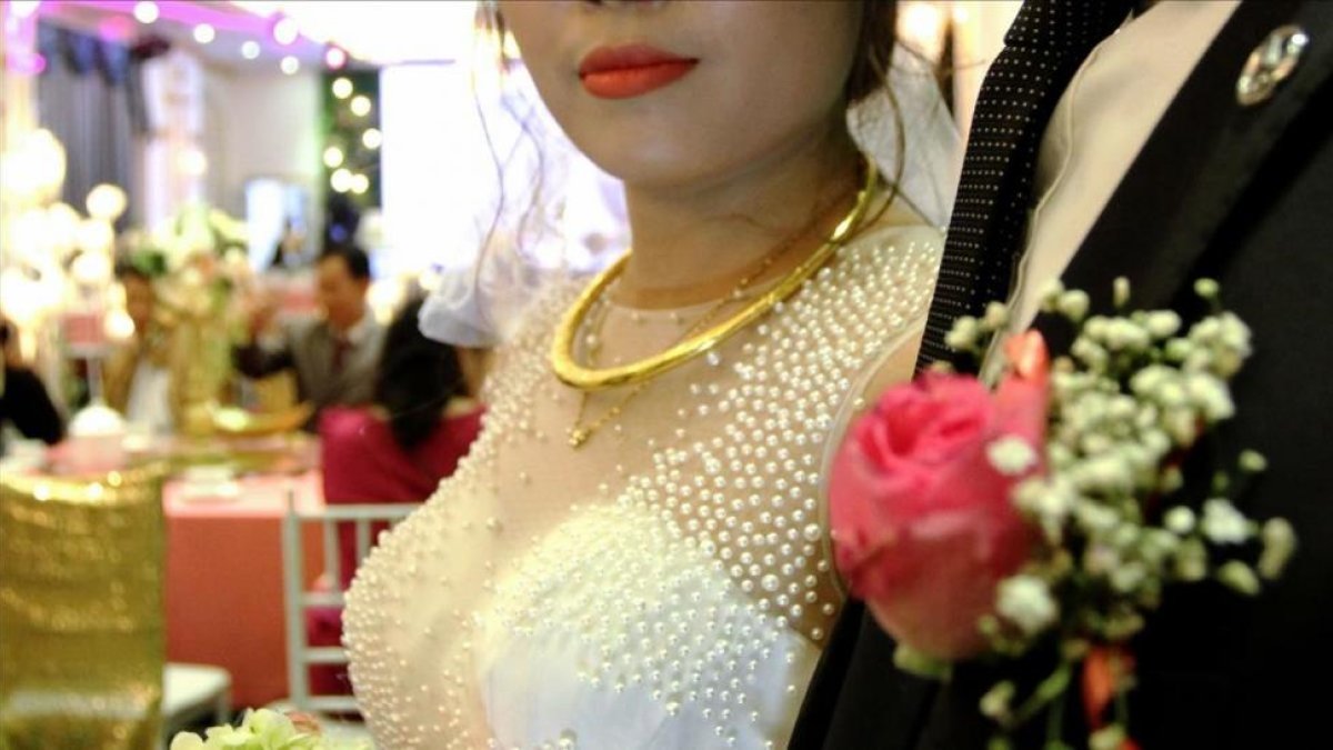 Huong y Quan son una pareja vietnamita que, en su boda, contrataron a figurantes que se hicieron pasar por la familia del novio, que desaprobaba la unión