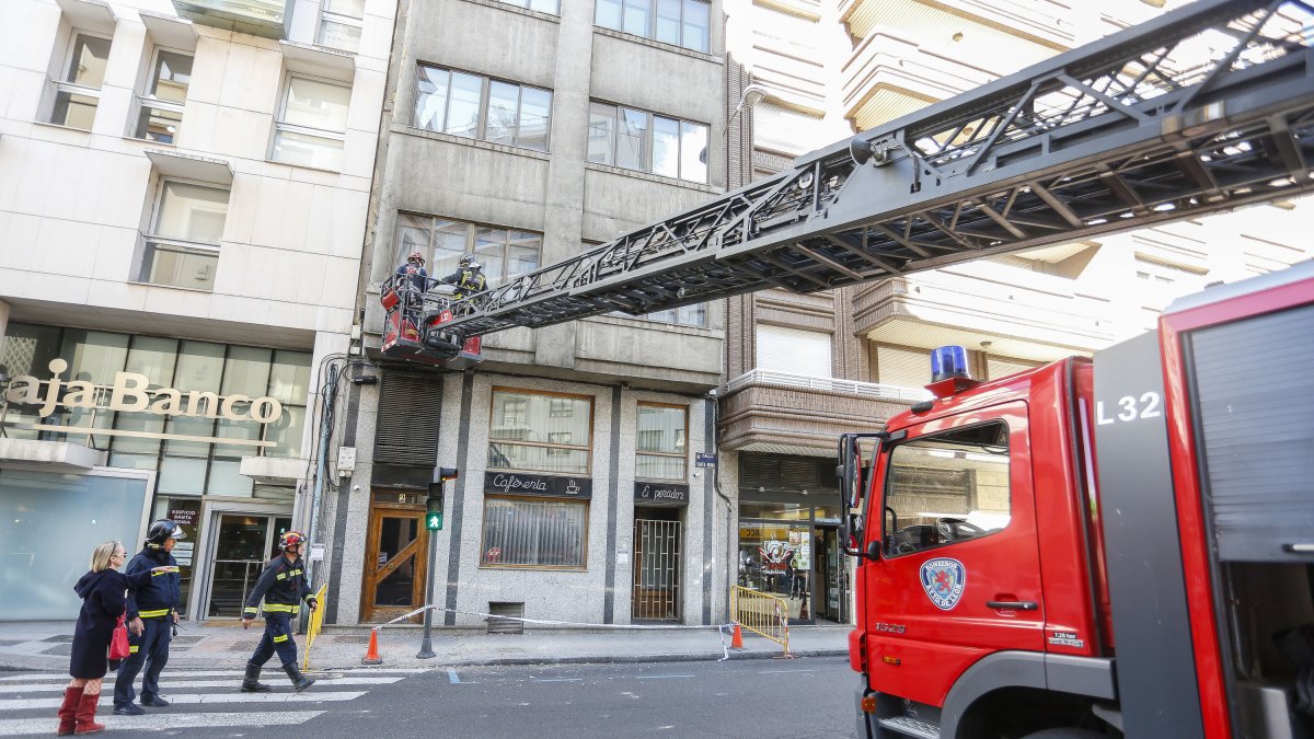 Los bomberos de León intervienen en la caída de cascotes en la calle Santa Nonia de la capital