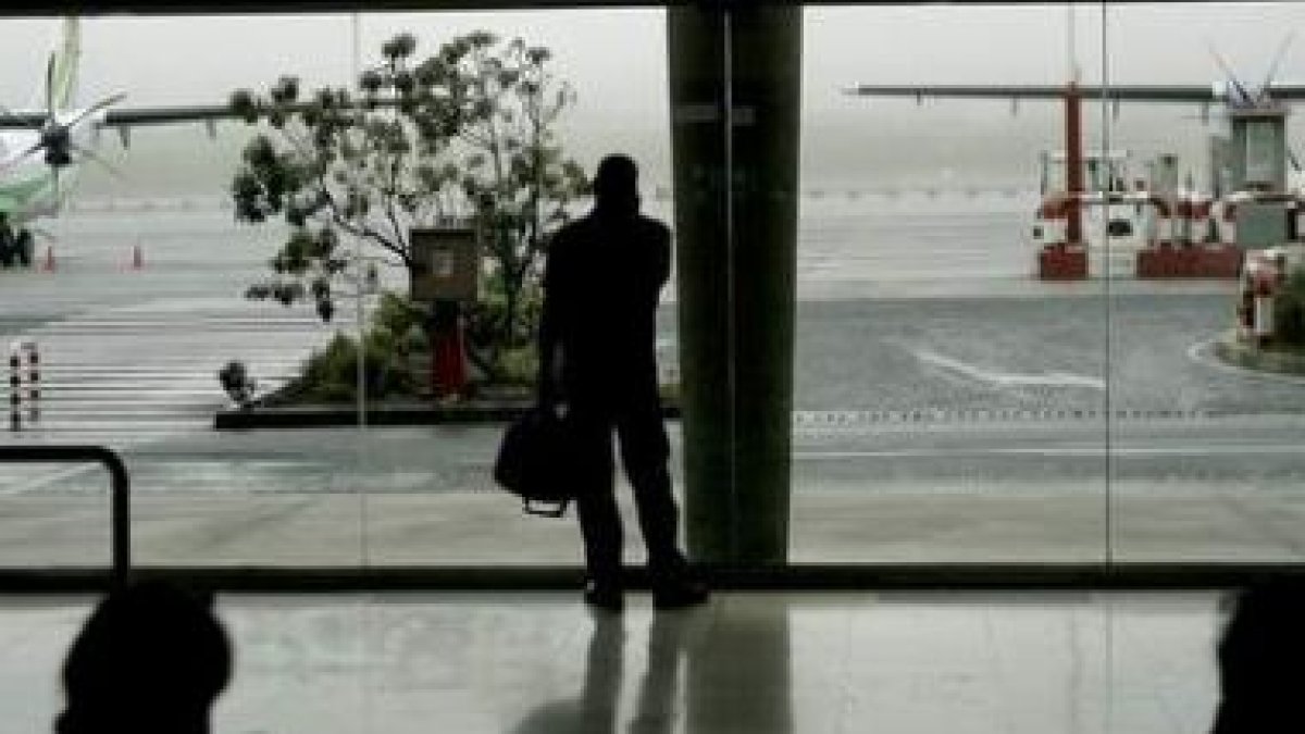Imagen de un pasajero esperando ayer un vuelo en el aeropuerto Tenerife-Norte.