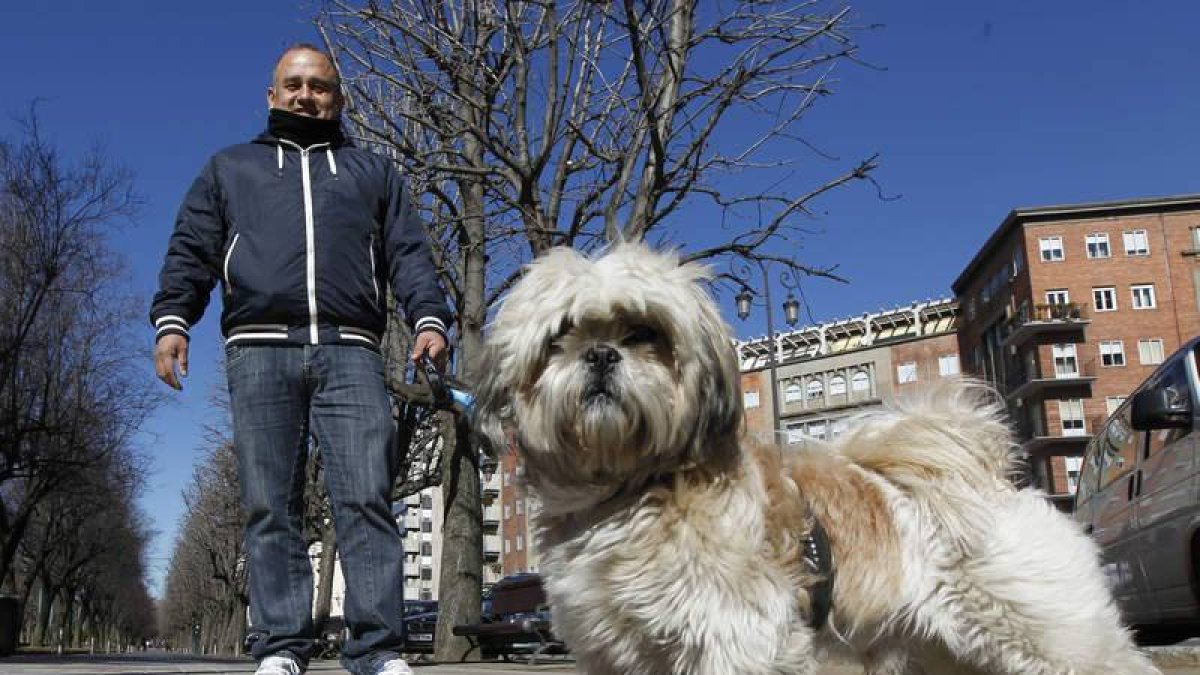 César, paseando a su perro en La Condesa.