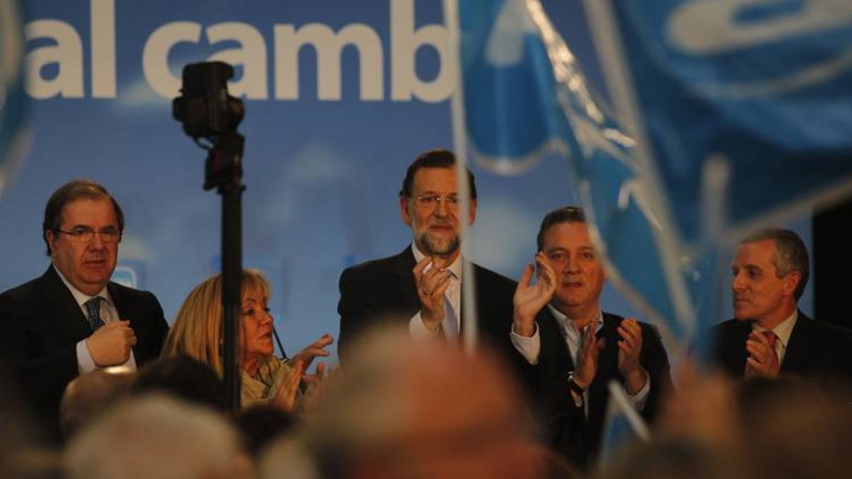 Juan Vicente Herrera, Isabel Carrasco, Mariano Rajoy, Alfredo Prada y Emilio Gutiérrez, durante el mitin que ha tenido lugar hoy en León.