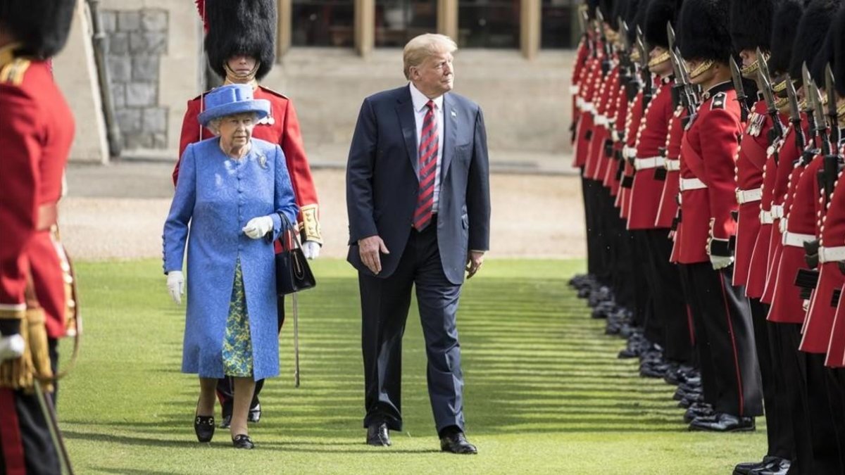 Donald Trump y la reina Isabel II en su paseo frente a la Guardia de Honor.  /