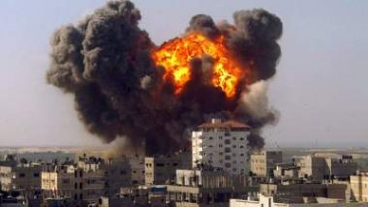 Una columna de humo y fuego se levanta tras explotar una bomba israelí en el paso de Rafah
