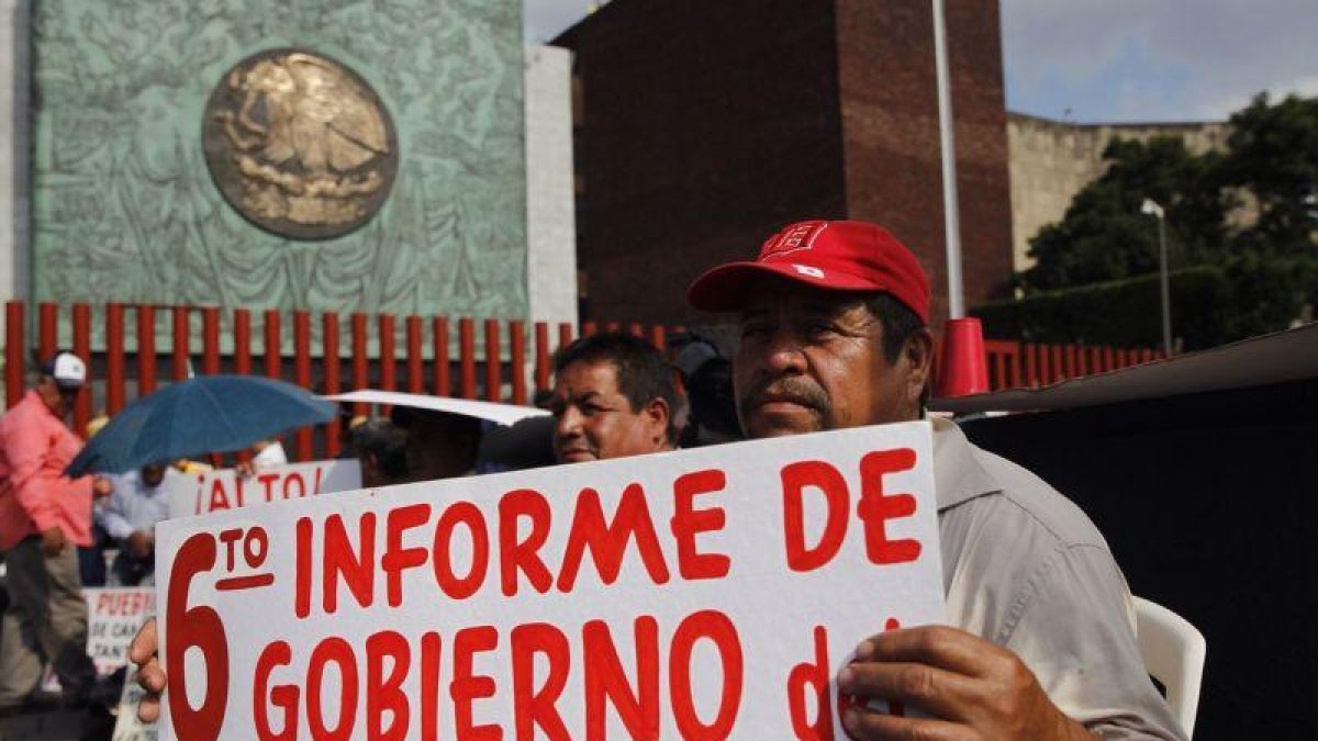 La sociedad protesta durante la entrega del sexto Informe de Gobierno de Enrique Peña Nieto, presidente de México.