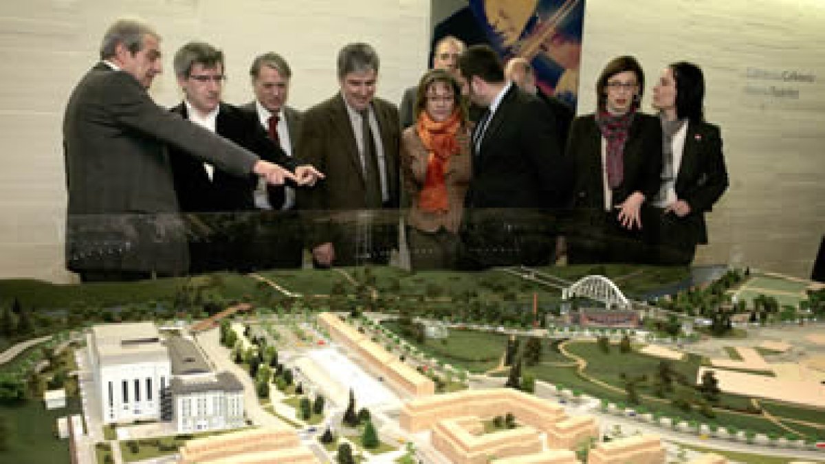 Un momento de la inauguración de la exposición del proyecto del Museo Nacional de la Energía .