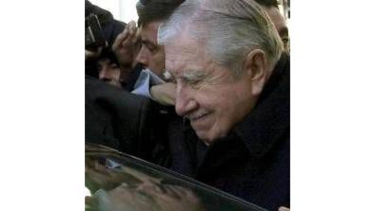 Pinochet entra en su coche en una de sus últimas apariciones públicas