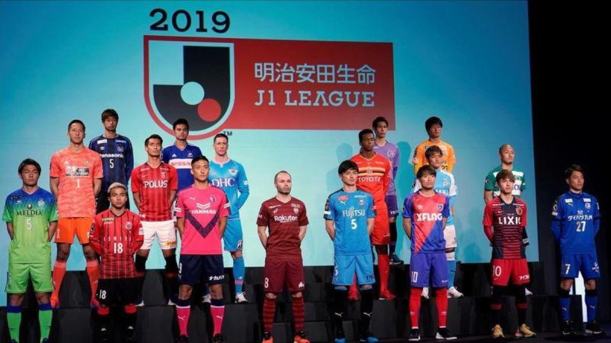 Iniesta, del Vissel Kobe (en primera fila), y Torres, del Sagan Tosu (segunda), posan con los representantes de los otros 16 clubs de la Liga japonesa.