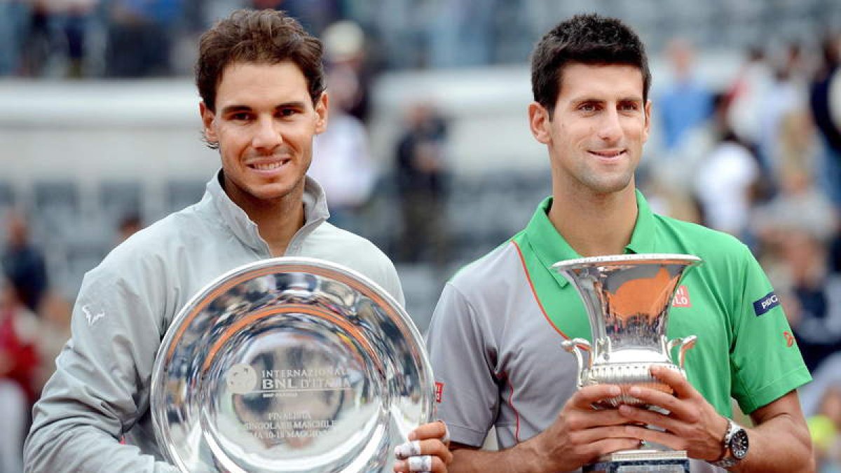 Rafa Nadal y Novak Djokovic posan con los trofeos tras disputar la final del Abierto de Roma.