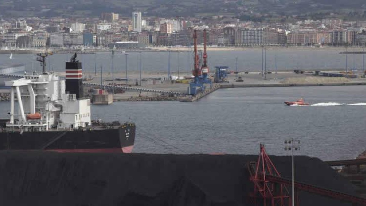 Imagen del muelle del puerto de El Musel en Gijón donde se acumulan miles de toneladas de carbón de importación.