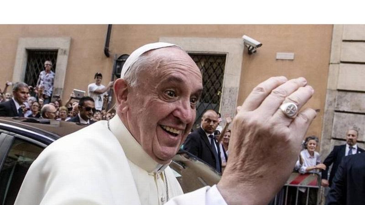 El Papa saluda a los fieles en la iglesia de San Agostino en Roma, el pasado 28 de agosto.