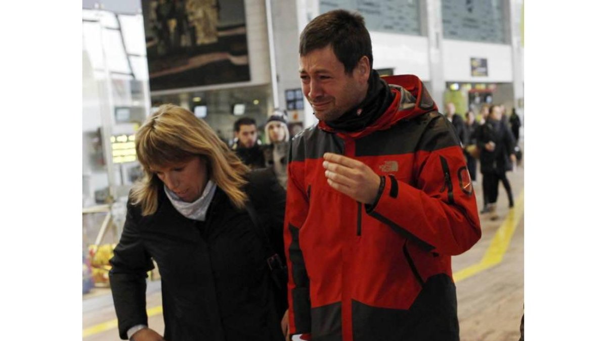 Familiares de los pasajeros del avión Airbus A 320 que se ha estrellado hoy en los Alpes Haute Provence, en el sur de Francia, a su llegada al aeropuerto de Barcelona, de donde había despegado.