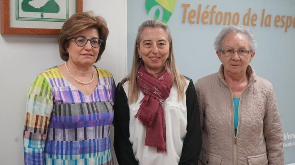 Marta Domínguez, en el centro, con Mercedes García, fundadora del Teléfono de la Esperanza en León, y Ana Isabel González, otra voluntaria.  
J. NOTARIO