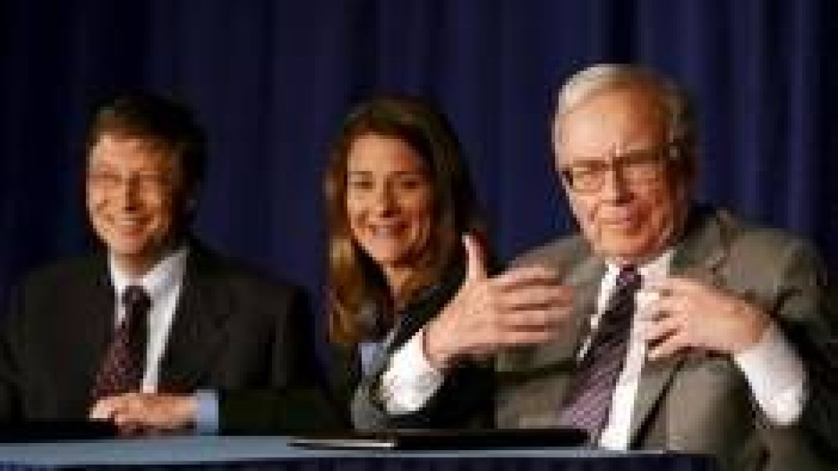 Warren Buffett, a la derecha, anunció ayer su donación en compañía de Bill y Melinda Gates
