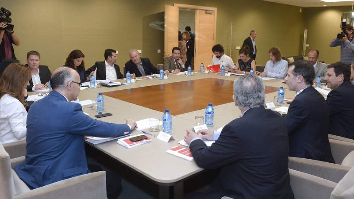 Primera reunión de la Junta de Portavoces celebrada ayer en las Cortes, dentro de la IX Legislatura.