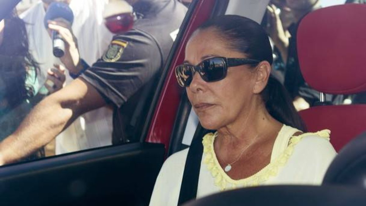 La cantante Isabel Pantoja saliendo de la cárcel de Alcalá de Guadaíra (Sevilla), con un permiso penitenciario, el pasado 30 de julio.
