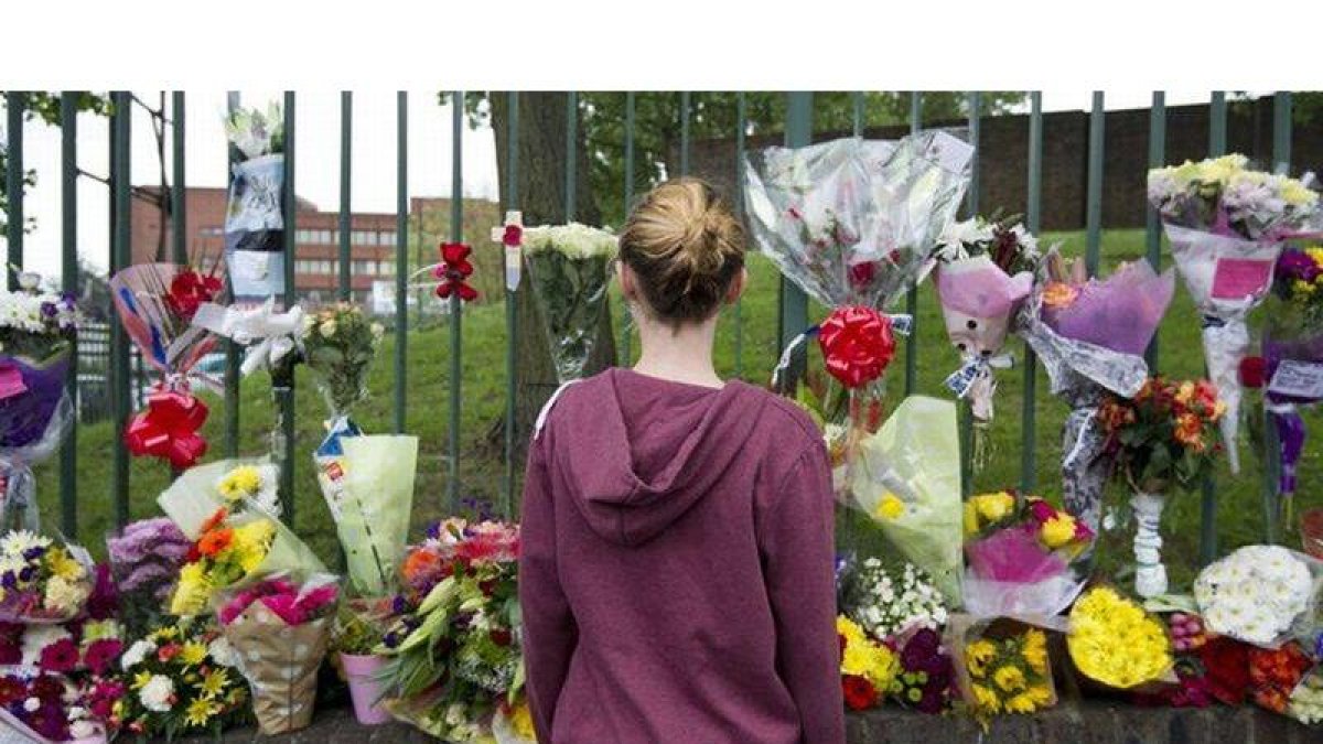 Flores de homenaje al soldado asesinado en Londres.