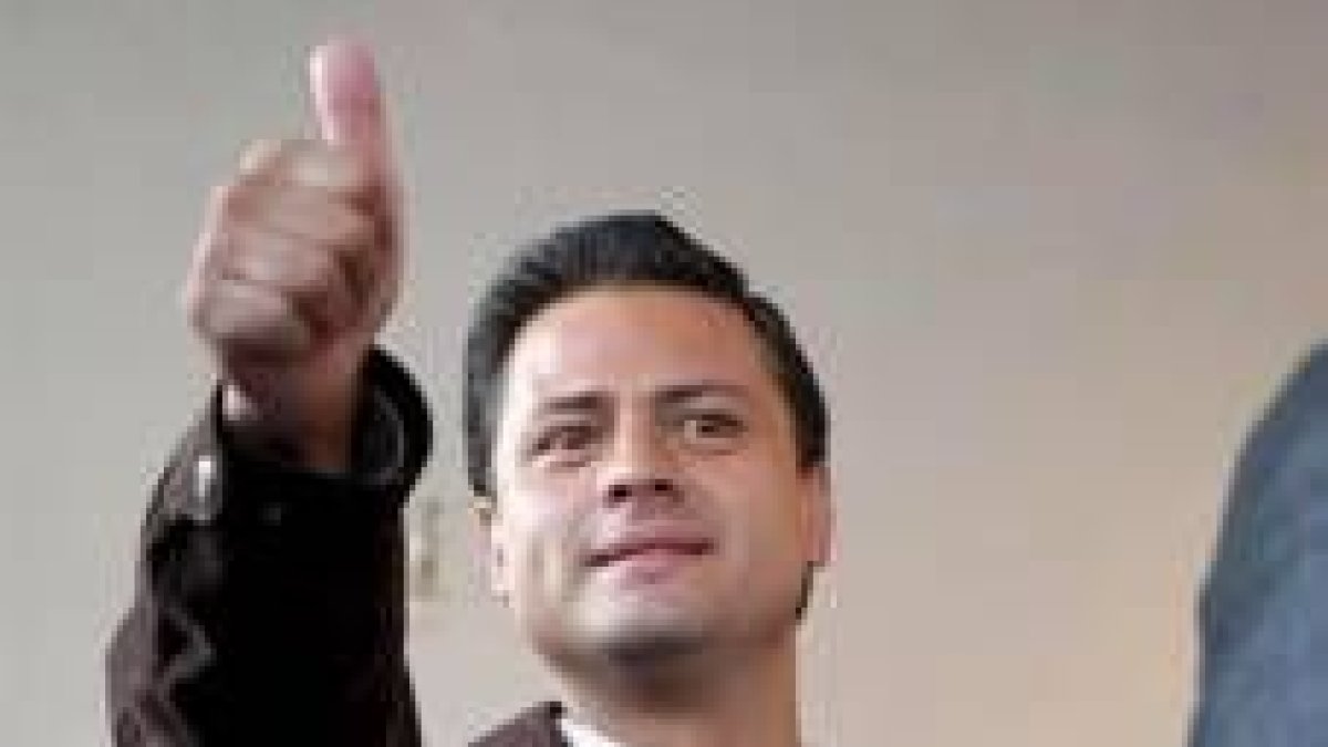 Enrique Peña Nieto, candidato del Partido Revolucionario Institucional (PRI), tras votar ayer