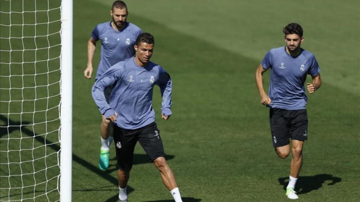 Enzo Zidane, junto a Cristiano y Benzema en el entrenamiento de este lunes en Valdebebas.