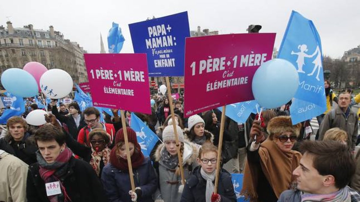 Manifestantes contra la ley que permitirá las bodas y la adopción a los homosexuales, este domingo en París.
