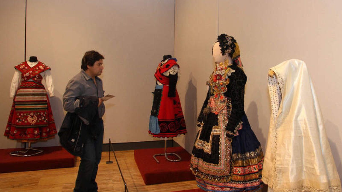 Dos rincones de la exposición ‘Las edades de la mujer, siete siglos de trajes de novia’, que reúne 25 trajes femeninos.