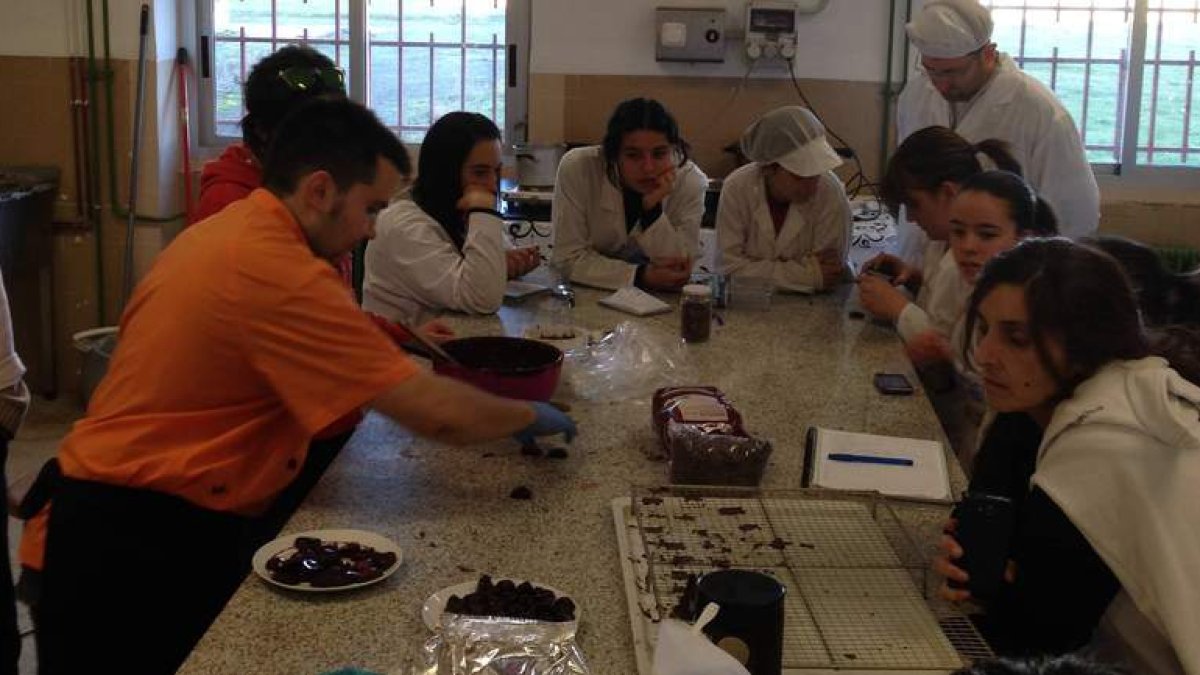 Alumnos de uno de los primeros cursos de FP Dual desarrollados en la provincia de León, en este caso, de Panadería en Astorga. DL