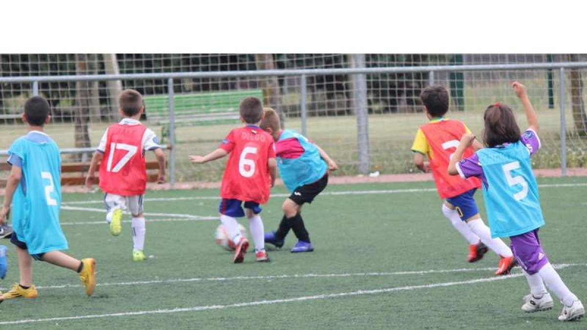 Los niños y niñas de la imagen juegan un partido de fútbol-7 en el que intervienen dos equipos leoneses de categorías inferiores. RAMIRO