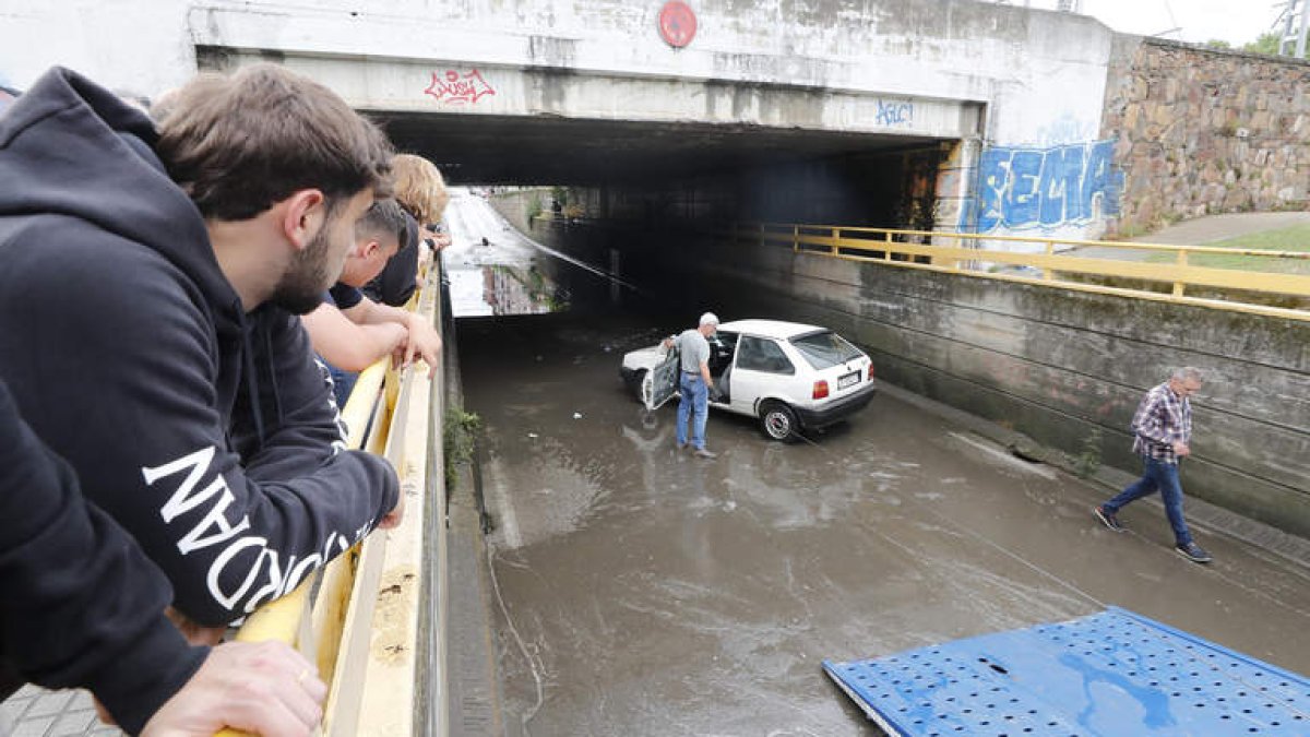 Un vehículo quedó prácticamente sumergido bajo el agua en un paso bajo las vías del tren. L. DE LA MATA