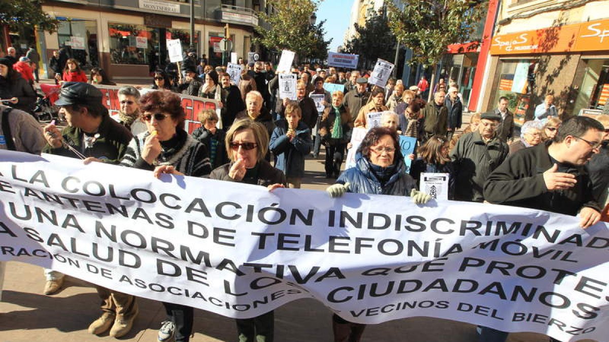 Cabeza de la manifestación para exigir la ordenanza municipal de las antenas, a su paso por la avenida de España.