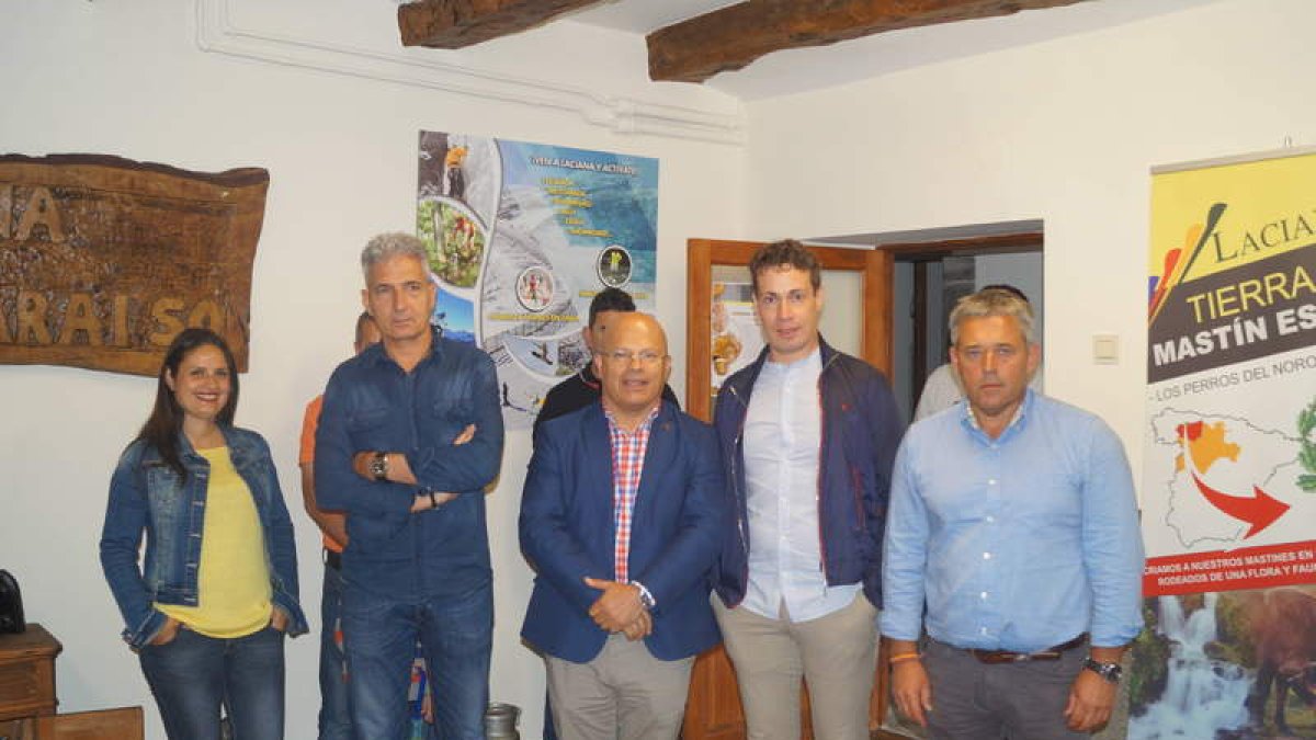 Sánchez inaugurá junto a alcalde la nueva oficina de turismo de Villablino. ARAUJO