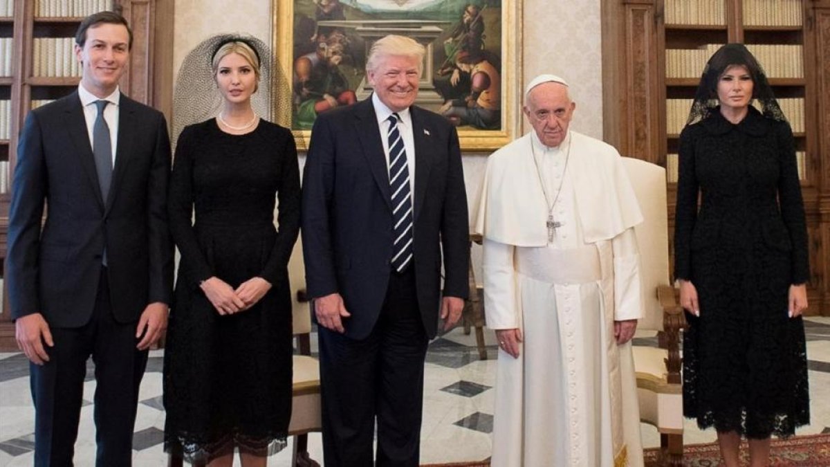 De izquierda a derecha, Jared Kushner (yerno del presidente de EEUU), Ivanka Trump, Donald Trump, el Papa y Melania Trump, en el Vaticano el 24 de mayo.